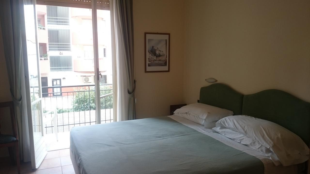 Hotel Pescetto Альбенга Экстерьер фото